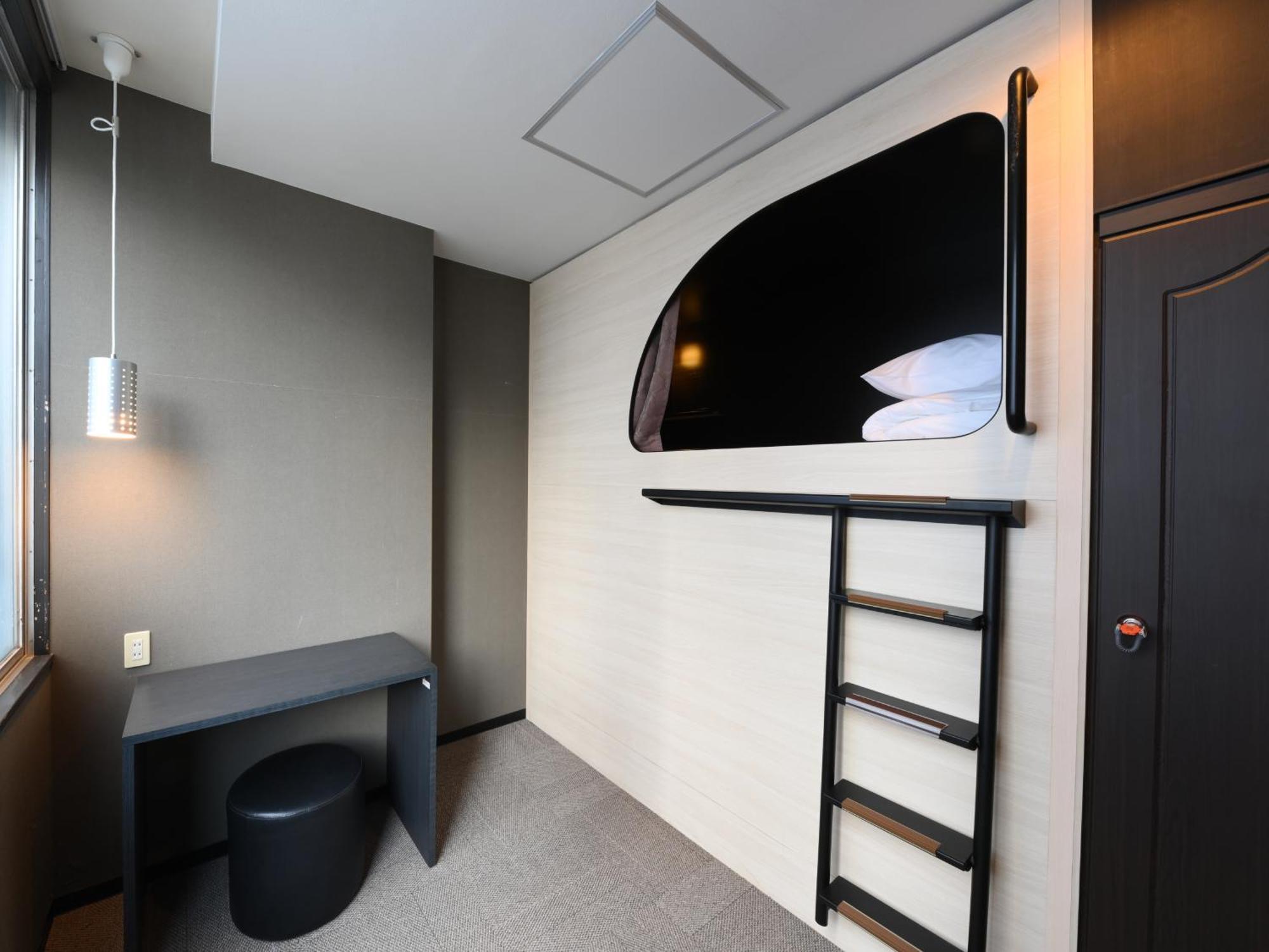膠囊旅館 The Centurion Sauna Rest & Male Only *